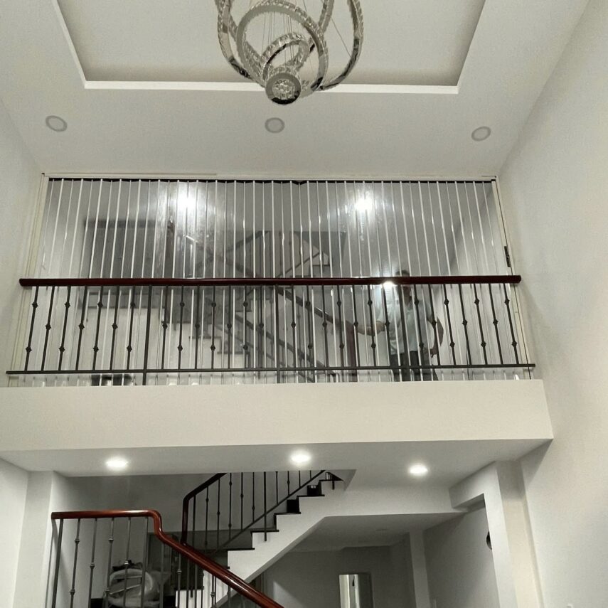 LẮP ĐẶT CỬA XẾP LÁ NHỰA TẠI HÓC MÔN HCM