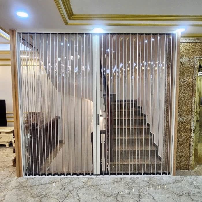 LỢI ÍCH CỬA XẾP LÁ NHỰA NGĂN CẦU THANG